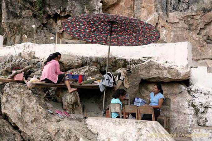 Commerce sur les marches, Pak Ou, Laos