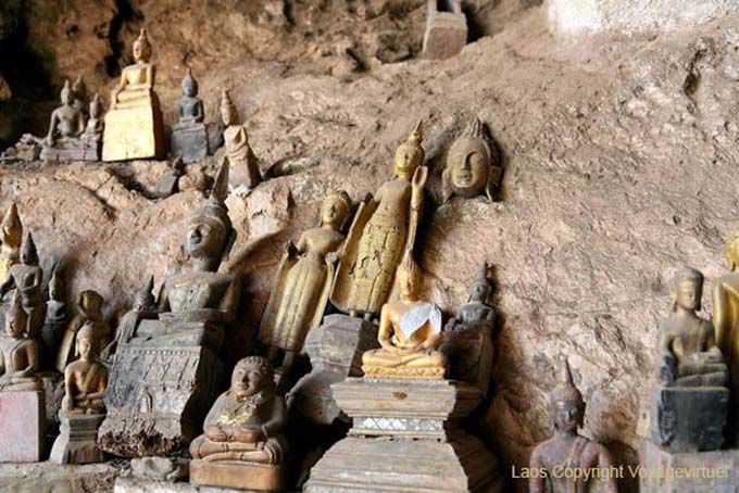 Figures religieuses entassées, Pak Ou, Laos
