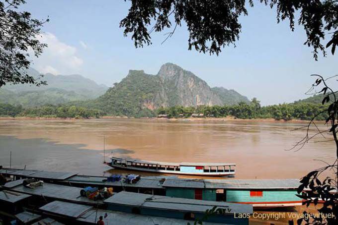 Vue panoramique sur le fleuve et la montagne depuis Pak Ou, Laos