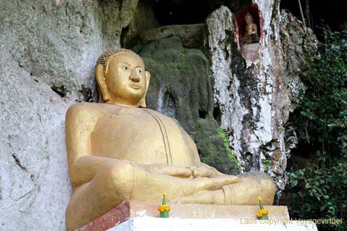 Bouddha ventru à l'entrée de Tham Phum, Pak Ou, Laos