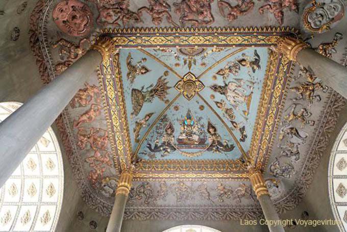 Décoration intérieure du Patuxai Anousavary avec des représentations de Vishnu, Brahma et Indra, Vientiane, Laos
