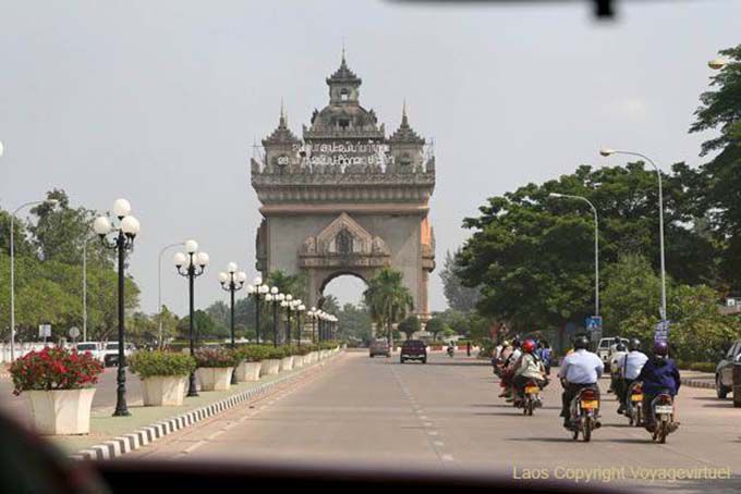 Avenue Lane Xang et le Patuxai, Vientiane, Laos