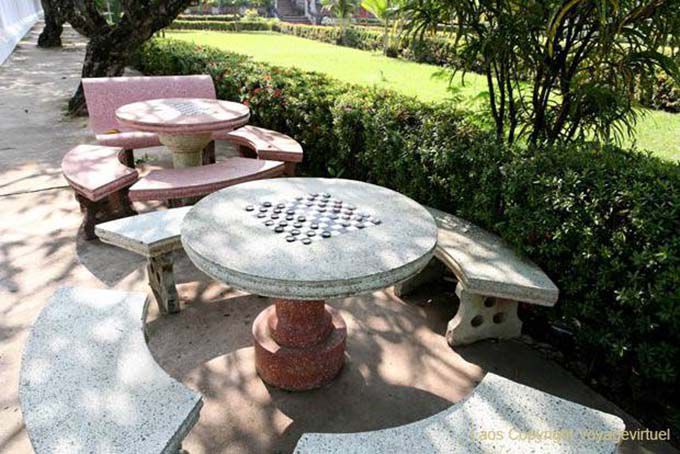 Jeu de dames dans le jardin, Wat Ho Phra Keo, Vientiane, Laos