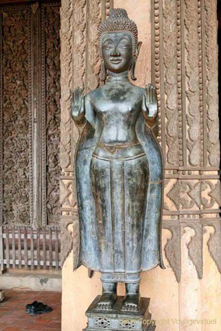 Bouddha apaisant en Mudrâ de l'absence de crainte, de l'apaisement, Vat Phra Kèo, Vientiane, Laos