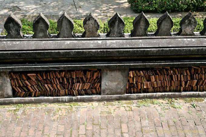 Briques plates dans le mur, Wat Ho Phra Keo, Vientiane, Laos