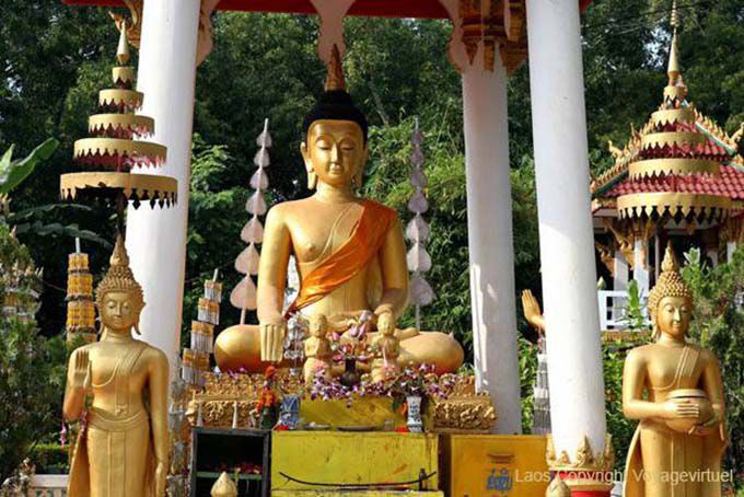 Autel bouddhiste extérieur, Vat Sisakhet, Vientiane, Laos