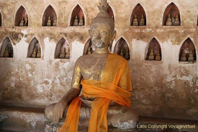Bouddha étonné au milieu des niches, Wat Sisaket, Vientiane, Laos