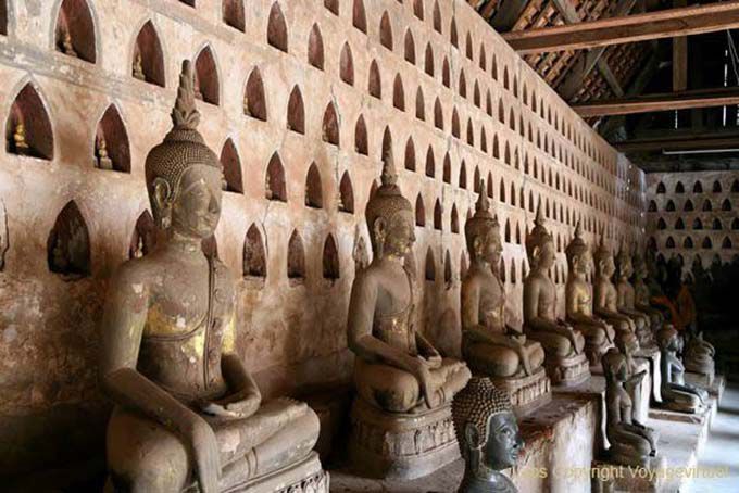 Petites niches dans le mur du hall d'ordination et bouddhas par milliers, Wat Sisaket, Vientiane, Laos