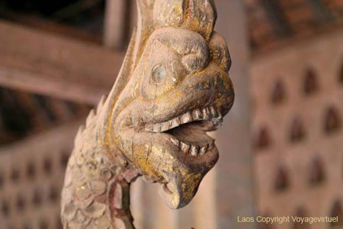 Tête de Nāga sur le rail d'arrosage de la Lao New Year, Vat Sisakhet, Vientiane, Laos