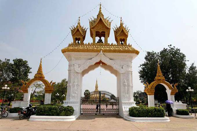 Entrée du monument national du Pha Tat Luang, Vientiane, Laos
