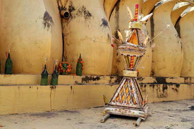 Offrandes au pied du Pha That Luang, Vientiane, Laos