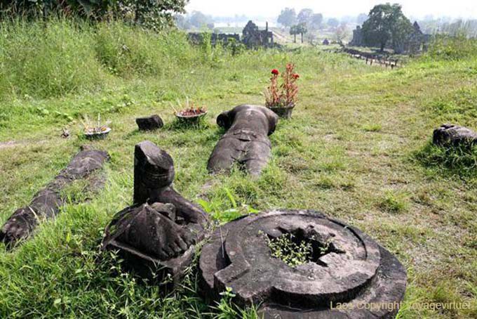 Statue cassée allongée, Vat Phou, Laos