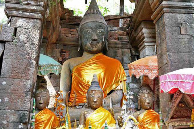 Bouddhas vêtus dans une niche, Vat Phou, Laos