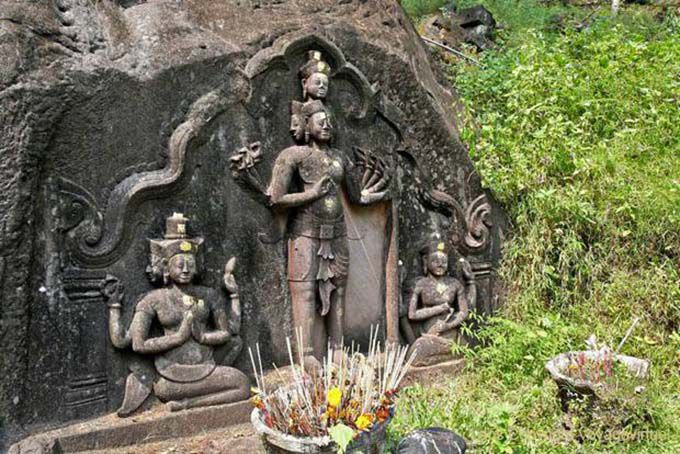 Vue d'ensemble de la Trimūrti (Shiva, Brahma, Vishnu), Wat Phou, Laos