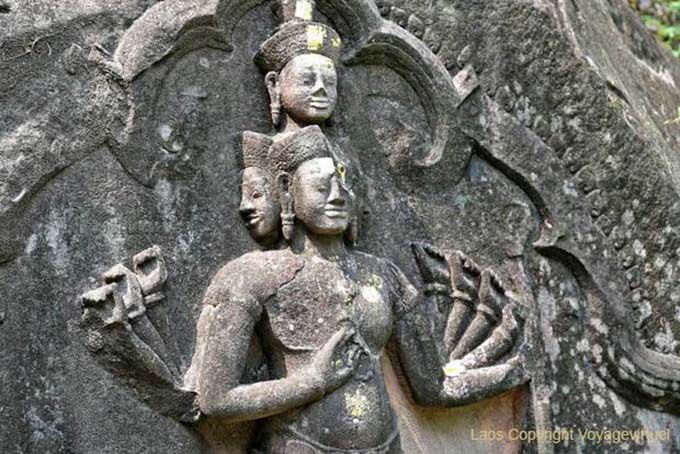 Trimurti, trinité hindouiste gravée dans la pierre, Vat Phou, Laos