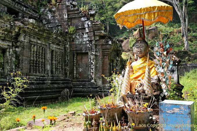 Autel extérieur et encens, Wat Phou, Laos