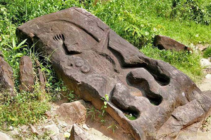 Sculpture de crocodile en creux, Wat Phou, Laos