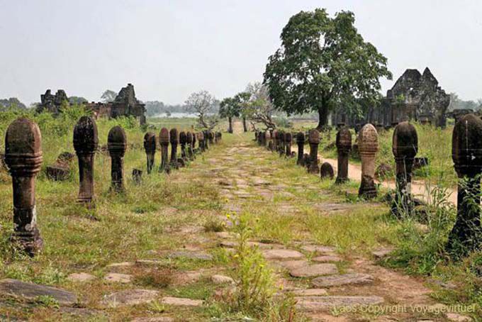 Allée de lingas, Vat Phou, Laos
