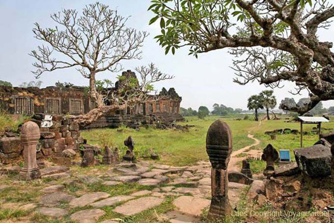 Linguams et palais, vue particulière sur le site de Wat Phou, Laos