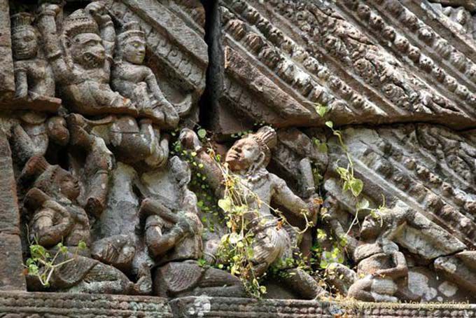 Scène guerrière sur le sanctuaire, Wat Phou, Laos