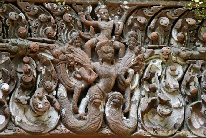 Linteau montrant Vishnu sur Garuda, mur nord-est, Wat Phou, Laos