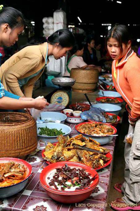 Plats cuisinés au marché de Phonsavan, Xieng Khouang, Laos