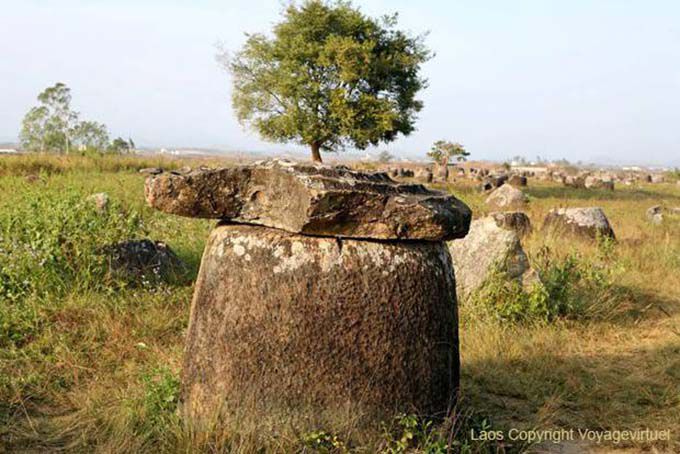 Jarre avec couvercle cassé, Plaine des Jarres, Xieng Khouang, Laos