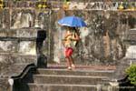 Laotienne à ombrelle sur les marches du That Makmo, Luang Prabang, Laos.
