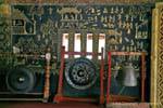 Gongs et cloche, Wat Xieng Thong, Luang Prabang, Laos.