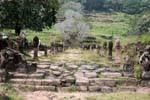 Allée pavée aux lingas, Wat Phou, Laos.