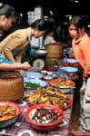 Plats cuisinés au marché de Phonsavan, Xieng Khouang, Laos.