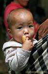 Bébé laotien porté dans le dos, Xieng Khouang, Laos.