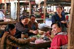 Repas de femmes laotiennes au marché couvert, Xieng Khouang, Laos.