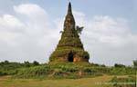 Stupa couvert de végêtation, Xieng Khouang Old Capital, Laos.