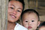 Sourire et étonnement enfantin, Thai Dam, Xieng Khouang, Laos.