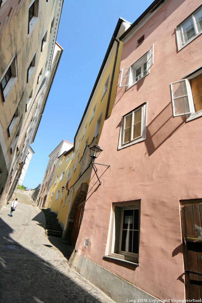 Altstadt, Hofgasse, ruelle montant vers le château, Linz - Autriche