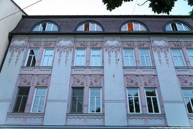 Baumbachstrasse, rose sur bleu, lumière du soir, Linz - Autriche