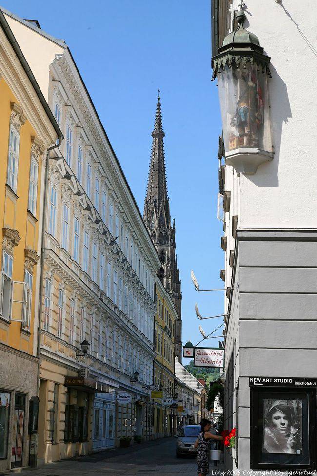 Bischofstrasse, statue enfermée, Linz - Autriche