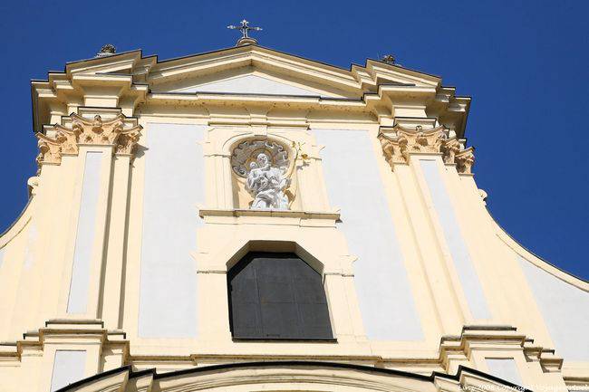 Karmeliter Kirche, gros plan sur le haut de la façade, Linz - Autriche