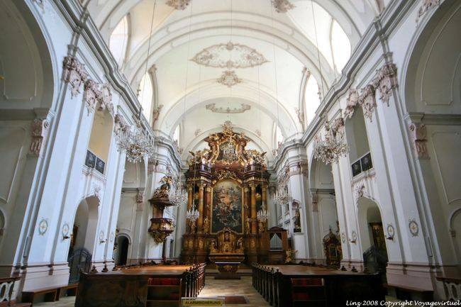 Karmeliter Kirche, la nef et l'autel, Linz - Autriche