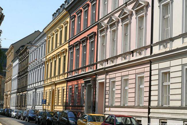 Klamm Strasse, harmonie des façades aux couleurs tendres, Linz - Autriche