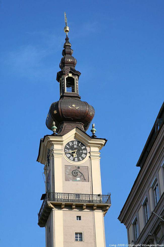 Landhaus, horloge, cadran solaire et haut de clocheton, Linz - Autriche