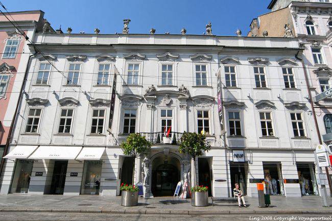 Landstrasse, façade avec atlas et statues sur le toit, Boss et Neuf, Linz - Autriche