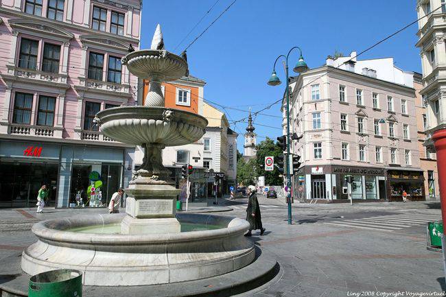 Landstrasse, Taubenmarkt, Fontaine de la Sparkassen, Linz - Autriche