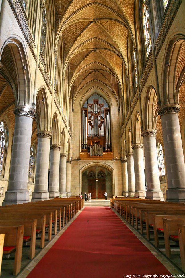 Neuer Dom, les grandes orgues et le tapis rouge de la nef, Linz - Autriche