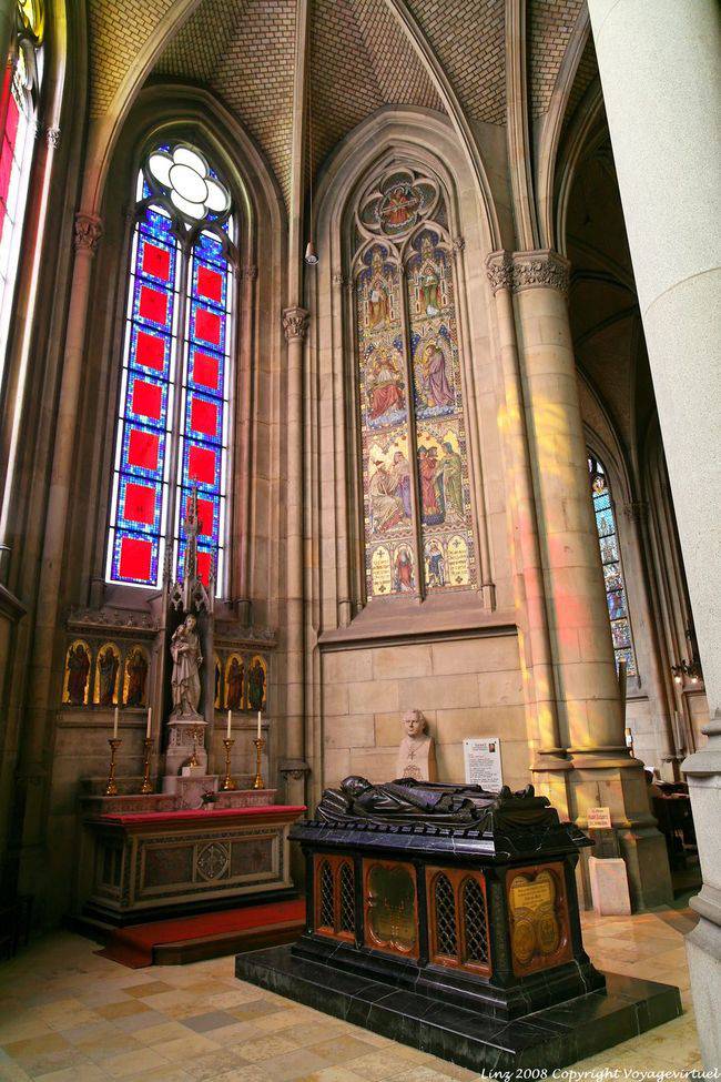 Neuer Dom, tombeau et vitraux, Linz - Autriche