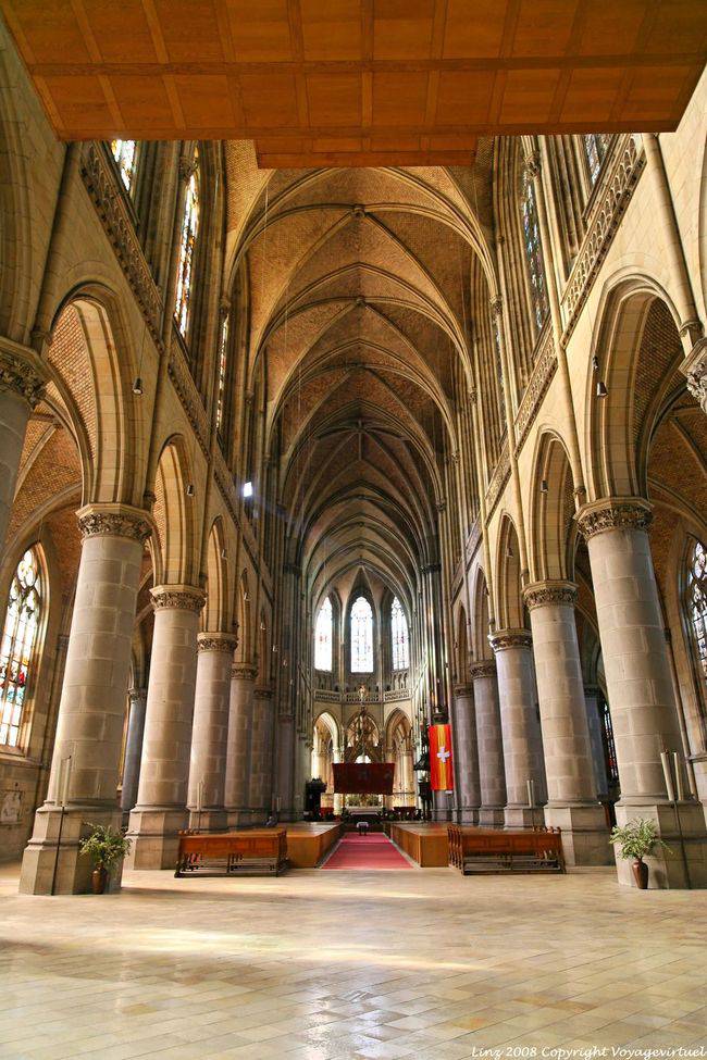 Neuer Dom, vue de la nef depuis l'entrée, Linz - Autriche