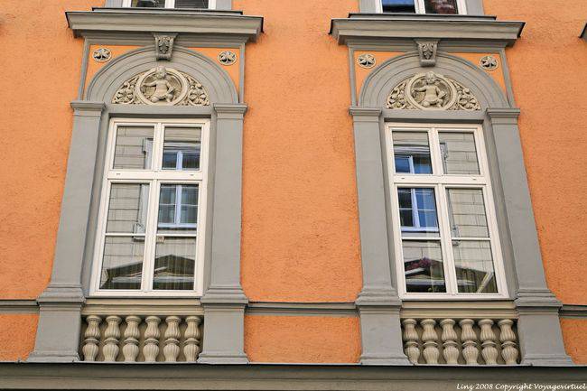 Pfarrgasse, façade orange et angelots sculptés, Linz - Autriche