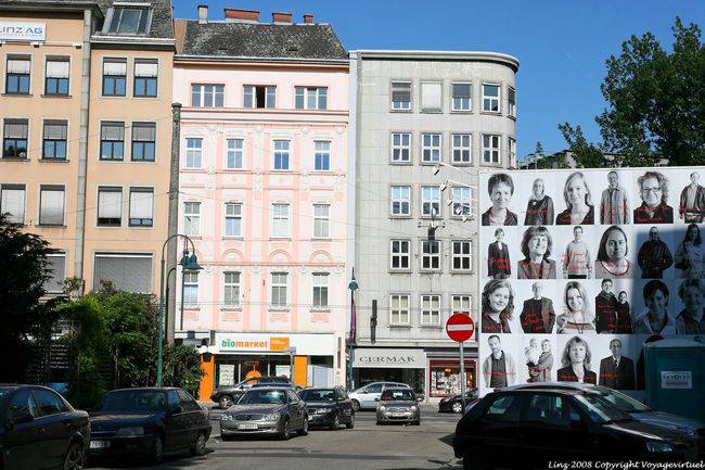 Schiller Platz, visages sur une pub, Linz - Autriche