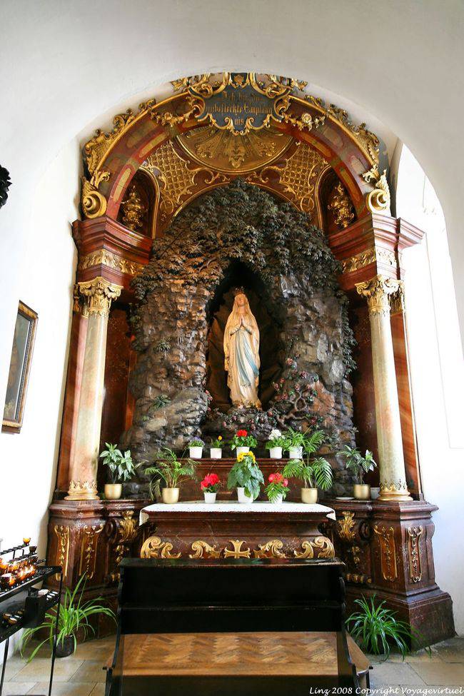 Ursulinen Kirche, Vierge dans une grotte, Linz - Autriche
